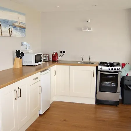 Sea View Overlooking Ardmore Bay Apartment *